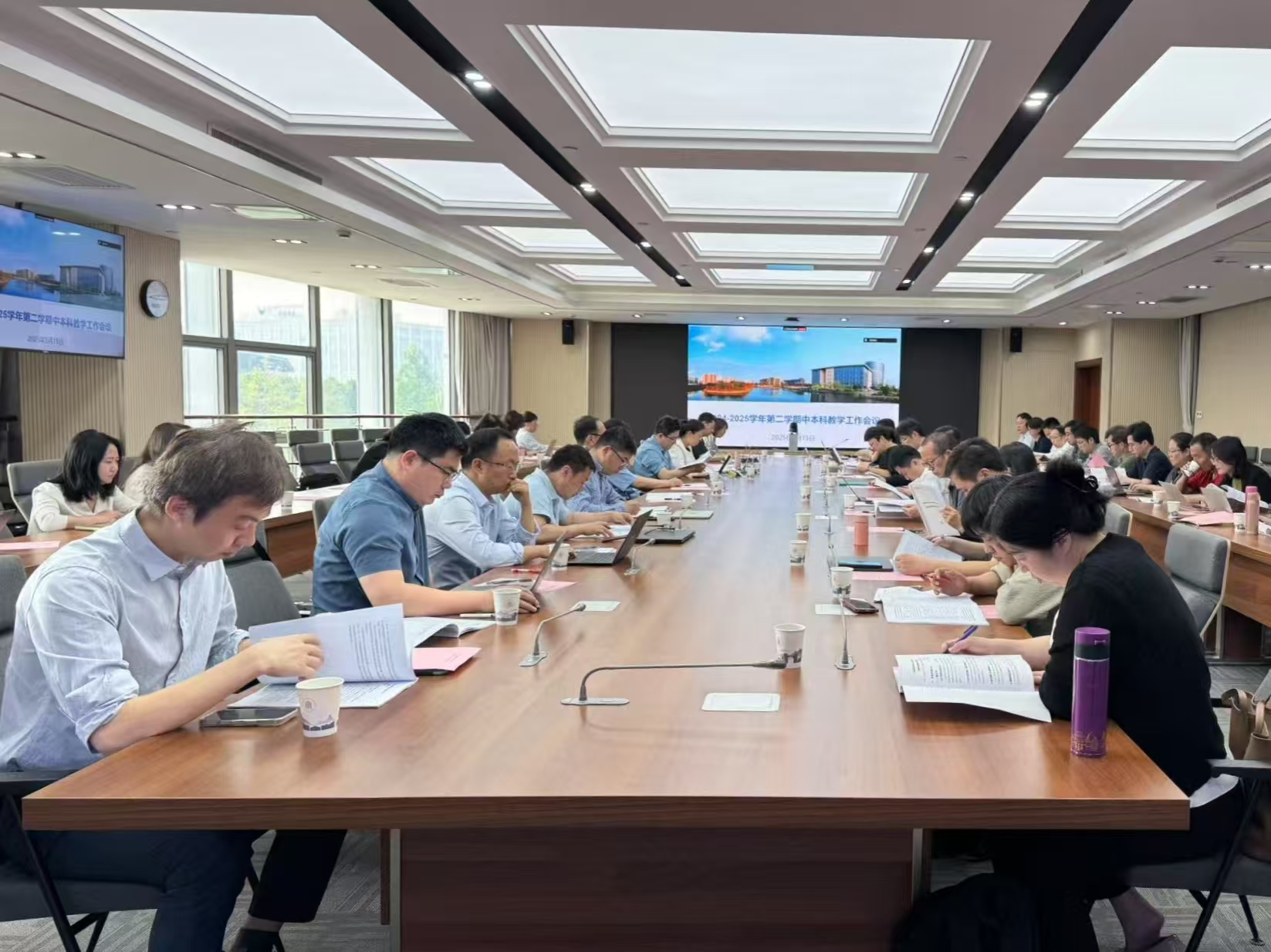 2024-2025学年第二学期中本科教学工作会议线上线下同步召开.jpg